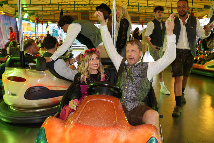 Scooter Zone (Autoskooter von Timo Kollmann) mit Cathy Hummels und Oliver Pocher am ersten Wiesnmontag auf dem Oktoberfest 2024 in der Schaustellerstraße (©Foto:Martin Schmitz)